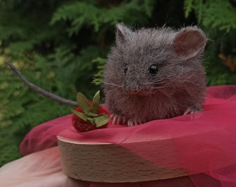 Mouse/Grey Mouse/Realistic miniature/dollhouse/Miniature/realistic mouse/Needle Felted mouse/OOAK/Gift Miniature