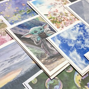 ¡Construye un paquete! Mezcla y combina más de 50 pinturas de Emily Lee, en juegos de 3 a 12 tarjetas. Interior en blanco, grueso, cartulina blanca clásica de 110 libras.