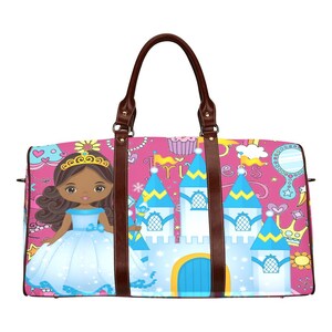 Afroamerikanerprinzessin personalisierte Duffle Bag Spielraum-Tanz-Geschenk Schloss Brown-Mädchen-Magie-dunkel rosa Hintergrund