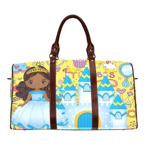 Afroamerikanerprinzessin personalisierte Duffle Bag Spielraum-Tanz-Geschenk Schloss Brown-Mädchen-Magie-gelber Hintergrund