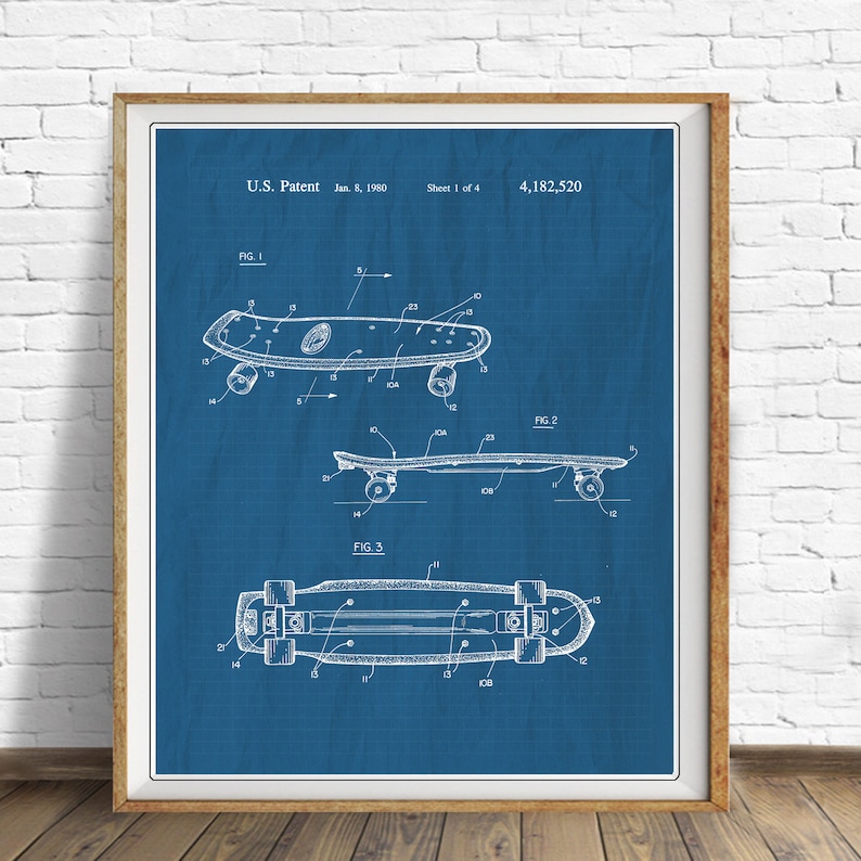 Pu&ograve; includere: Un'illustrazione in stile blu e bianco di un brevetto di skateboard. Il numero di brevetto &egrave; 4.182.520 e la data &egrave; l'8 gennaio 1980. Il disegno del brevetto mostra tre diverse viste dello skateboard.