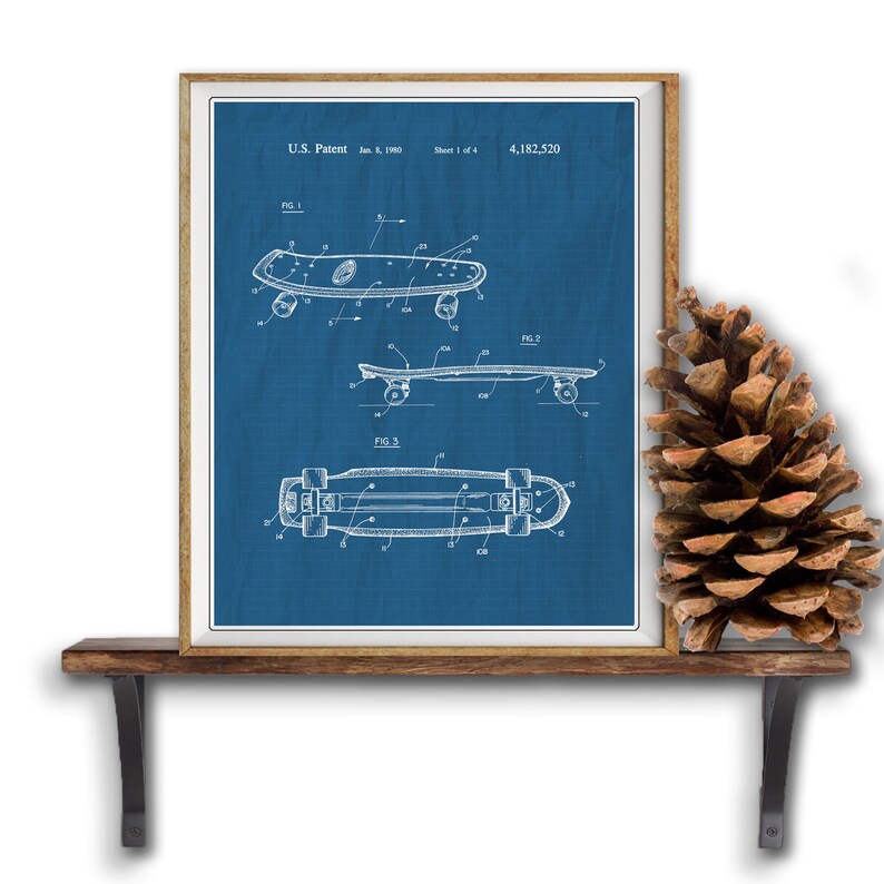 Pu&ograve; includere: Un disegno di brevetto vintage blu e bianco di uno skateboard. Il numero di brevetto &egrave; 4.182.520 e la data &egrave; l'8 gennaio 1980. Il disegno mostra tre diverse viste dello skateboard.