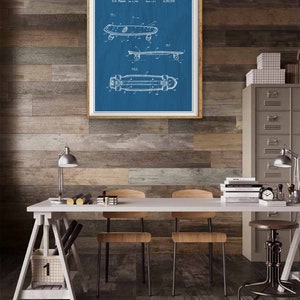 Pu&ograve; includere: Un disegno di brevetto vintage blu e bianco di uno skateboard. Il numero di brevetto &egrave; 4.183.320. Il disegno mostra tre diverse viste dello skateboard.