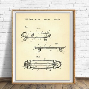 Pu&ograve; includere: Un disegno in bianco e nero di un brevetto di skateboard. Il brevetto &egrave; intitolato "U.S. Patent Jan. 8, 1980 Sheet 1 of 4 4,182,520". Il disegno mostra tre diverse viste dello skateboard.