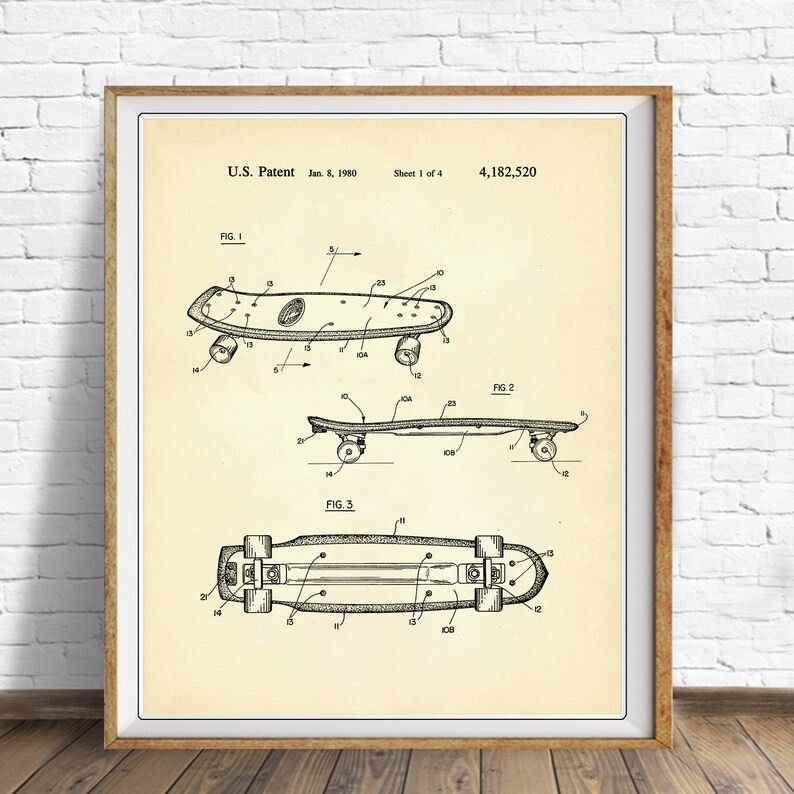 Pu&ograve; includere: Un disegno in bianco e nero di un brevetto di skateboard. Il brevetto &egrave; intitolato "U.S. Patent Jan. 8, 1980 Sheet 1 of 4 4,182,520". Il disegno mostra tre diverse viste dello skateboard.