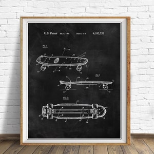 Pu&ograve; includere: Illustrazione in bianco e nero di un disegno di brevetto di uno skateboard. Il disegno mostra tre diverse viste dello skateboard. Il numero di brevetto &egrave; 4.182.520 e la data &egrave; l'8 gennaio 1980.