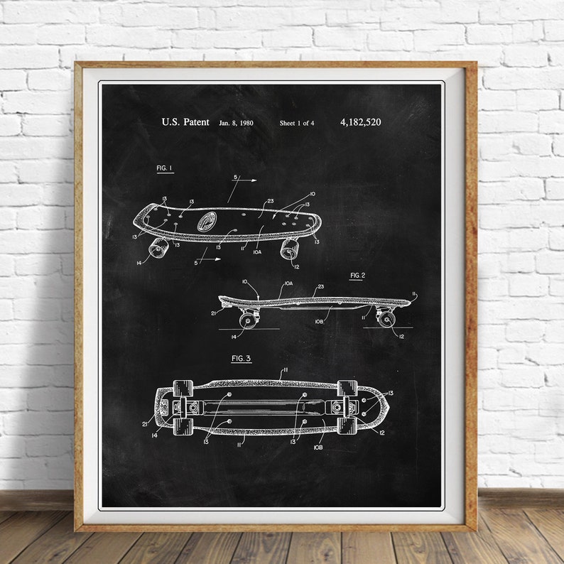 Pu&ograve; includere: Illustrazione in bianco e nero di un disegno di brevetto di uno skateboard. Il disegno mostra tre diverse viste dello skateboard. Il numero di brevetto &egrave; 4.182.520 e la data &egrave; l'8 gennaio 1980.
