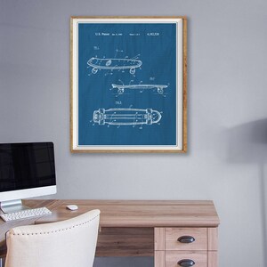 Pu&ograve; includere: Un disegno di brevetto di skateboard vintage blu e bianco con il numero di brevetto 4,182,320. Il disegno mostra una vista laterale dello skateboard con le ruote e una vista dall'alto dello skateboard.