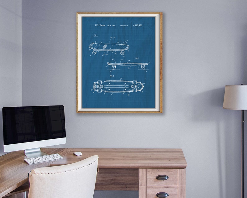 Pu&ograve; includere: Un disegno di brevetto di skateboard vintage blu e bianco con il numero di brevetto 4,182,320. Il disegno mostra una vista laterale dello skateboard con le ruote e una vista dall'alto dello skateboard.