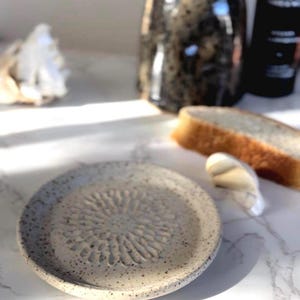 Rallador de ajo de cerámica artesanal – Blanco rústico / Gres torneado / Herramienta de cocina rústica