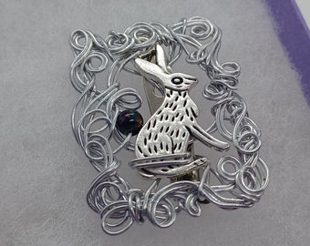 Hase Brosche Anstecknadel, Silber Aluminium, Hase, Damen Damen Geburtstag Geschenk, handgefertigt in Wales, jcp004