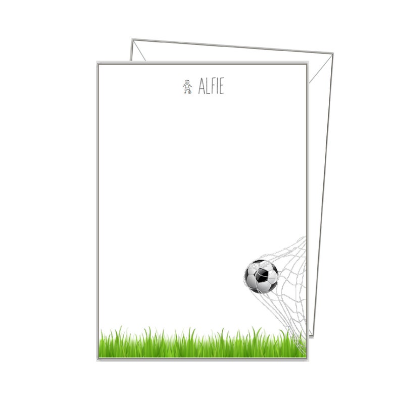 K&ouml;nnte beinhalten: Personalisierte Briefpapier mit einem Fu&szlig;ball, der ins Tor geht, auf gr&uuml;nem Rasen. Der Name "ALFIE" ist oben auf der Karte gedruckt.