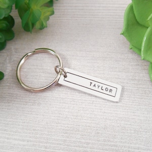 Porte-clés avec nom personnalisé - Petit porte-clés personnalisé en aluminium estampé à la main
