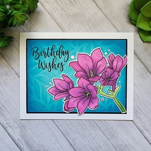 Carte d'anniversaire florale - « Souhaits d'anniversaire » Fleur de freesia rose et fond bleu Carte de voeux d'anniversaire vierge