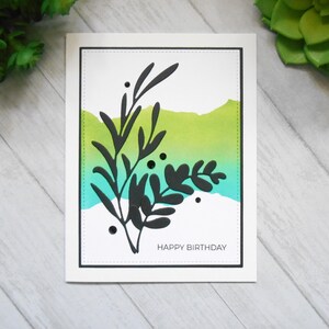Carte de joyeux anniversaire - « Joyeux anniversaire » Mélange d'encres vertes et bleues avec feuillage silhouette Carte de voeux d'anniversaire vierge
