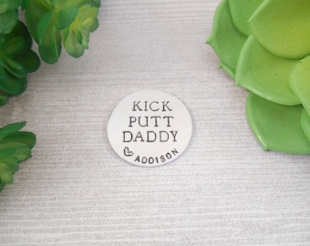 Marqueur de balle de golf - Marqueur de balle de golf personnalisé « Kick Putt Daddy » en aluminium estampé à la main