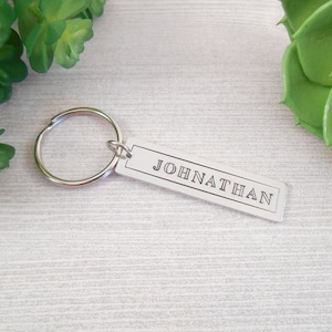 Porte-clés avec nom personnalisé - Porte-clés en aluminium estampé à la main avec nom personnalisé