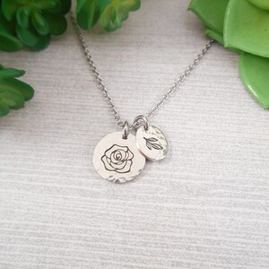Collier à breloques roses - Petit collier à breloques roses et feuilles Alkeme martelé et estampé à la main