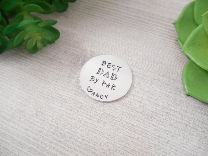 Golf Ball Marker Custom Best Dad By Par Hand Stamped Aluminum Golf Ball Marker immagine 2