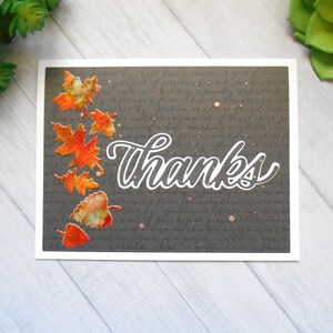 Carte de voeux de remerciement - « Merci » qui tombe des feuilles, carte de voeux d'automne vierge pour l'automne ou l'Action de grâces