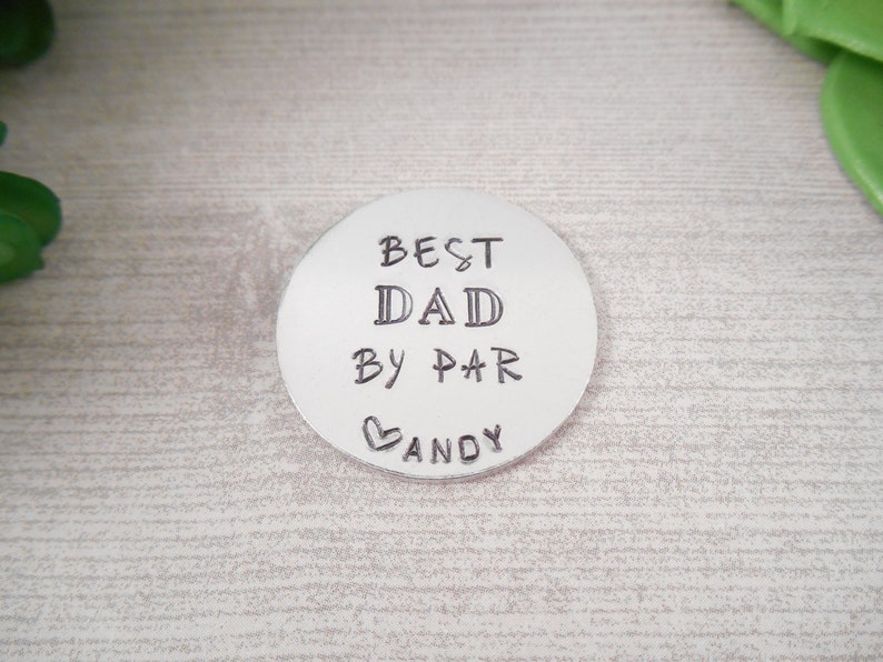 Golf Ball Marker Custom Best Dad By Par Hand Stamped Aluminum Golf Ball Marker immagine 4