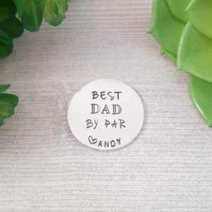 Golf Ball Marker Custom Best Dad By Par Hand Stamped Aluminum Golf Ball Marker immagine 1