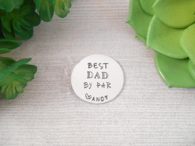 Golf Ball Marker Custom Best Dad By Par Hand Stamped Aluminum Golf Ball Marker immagine 1