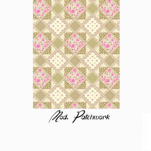 Può includere: Un disegno di tessuto con un motivo patchwork. Il design incorpora quadrati con motivi floreali in rosa, crema e verde. Le parole "Mod. Patchwork" sono scritte in corsivo in basso.