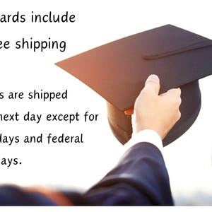 Op de afbeelding: Een persoon in een pak houdt een zwarte graduatiecap met kwast vast. De tekst "All cards include free shipping. Cards are shipped the next day except for Sundays and federal holidays." is zichtbaar in de afbeelding.