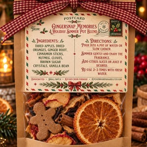 Puede incluir: Una bolsa de papel marrón con una mezcla navideña para hervir, decorada con un lazo de cuadros rojo y blanco. La etiqueta dice Gingersnap Memories Holiday Simmer Pot Blend e incluye manzanas secas, naranjas y un hombre de jengibre visible.