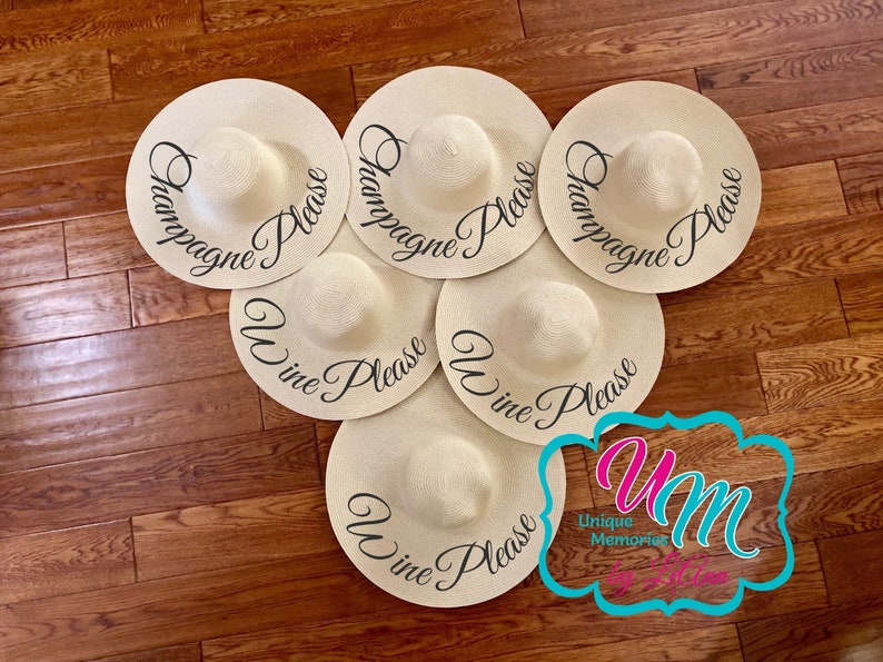 Puede incluir: Seis sombreros de paja con texto negro. Tres sombreros dicen "Champagne Please" y tres sombreros dicen "Wine Please".