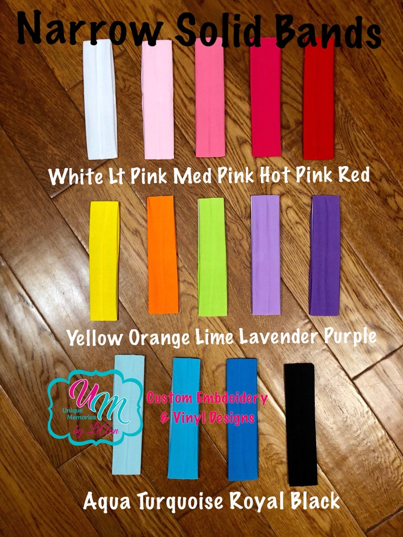 Puede incluir: Un conjunto de 12 diademas estrechas de color s&oacute;lido en varios colores, incluyendo blanco, rosa, rojo, amarillo, naranja, lima, lavanda, morado, aguamarina, turquesa, azul real y negro. Las diademas est&aacute;n dispuestas en tres filas de cuatro, con los colores etiquetados debajo de cada fila. El texto "Unique Memories by L.B.N." y "Custom Embroidery & Vinyl Designs" tambi&eacute;n es visible en la imagen.