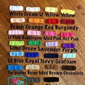 Puede incluir: Una colecci&oacute;n de cintas para el pelo de crochet estrechas en varios colores, incluyendo blanco, crema, amarillo, melocot&oacute;n, naranja, rojo, burdeos, rosa, verde lima, lavanda, morado, azul, azul marino, espuma de mar, turquesa, beige, marr&oacute;n, chocolate, gris y negro. Las cintas est&aacute;n dispuestas en filas sobre una superficie de madera. El texto "Narrow Crochet Bands" est&aacute; en la parte superior de la imagen. El texto "Unique Memories by LaLa" est&aacute; en la parte inferior de la imagen.