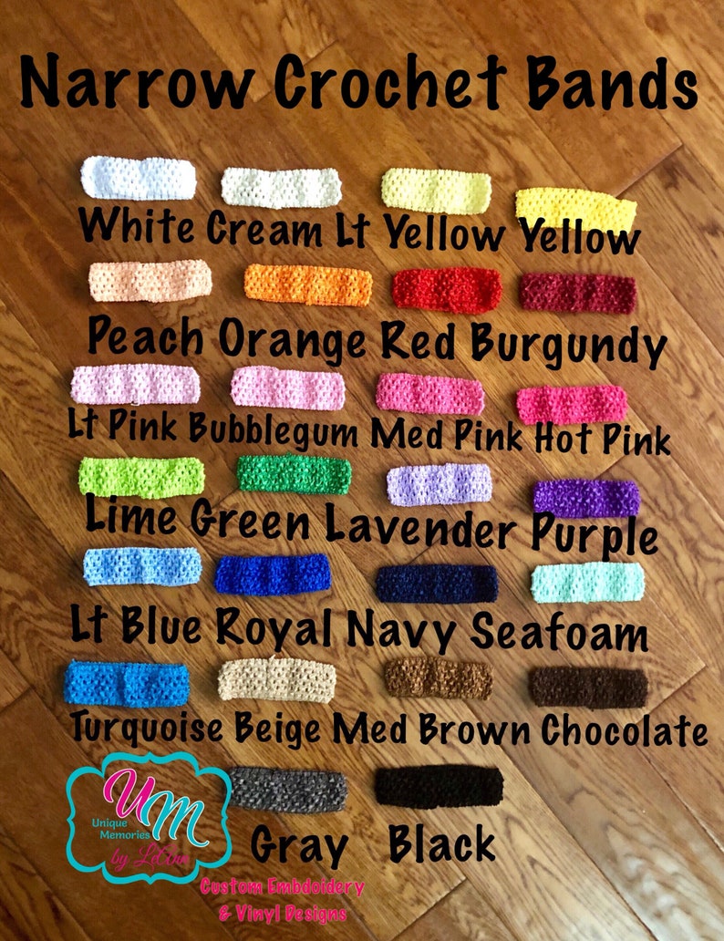 Puede incluir: Una colecci&oacute;n de cintas para el pelo de crochet estrechas en varios colores, incluyendo blanco, crema, amarillo, melocot&oacute;n, naranja, rojo, burdeos, rosa, verde lima, lavanda, morado, azul, azul marino, espuma de mar, turquesa, beige, marr&oacute;n, chocolate, gris y negro. Las cintas est&aacute;n dispuestas en filas sobre una superficie de madera. El texto "Narrow Crochet Bands" est&aacute; en la parte superior de la imagen. El texto "Unique Memories by LaLa" est&aacute; en la parte inferior de la imagen.