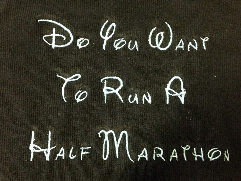K&ouml;nnte beinhalten: Schwarzes T-Shirt mit wei&szlig;em Text, der "Do you want to run a half marathon?" lautet.
