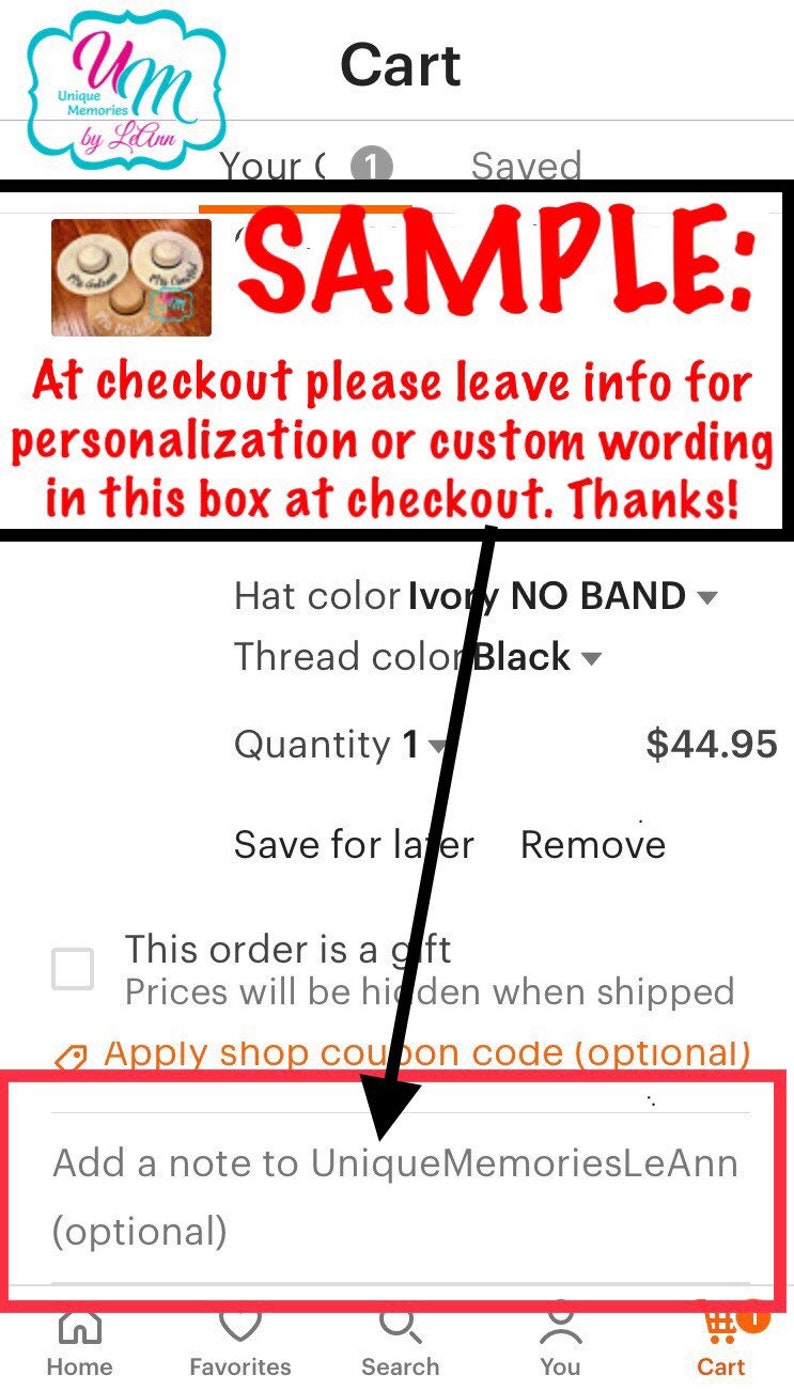 Puede incluir: Una captura de pantalla de un tel&eacute;fono m&oacute;vil que muestra un carrito de compras con un solo art&iacute;culo. El art&iacute;culo es un sombrero con la opci&oacute;n de personalizarlo. El sombrero est&aacute; disponible en marfil con hilo negro. El precio del sombrero es de $ 44,95. El texto "SAMPLE" se muestra en rojo en la parte superior de la pantalla.