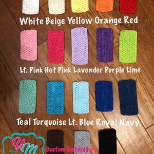 Puede incluir: Una colecci&oacute;n de cintas para el pelo de crochet anchas en varios colores, incluyendo blanco, beige, amarillo, naranja, rojo, rosa claro, rosa intenso, lavanda, morado, lima, azul verdoso, turquesa, azul claro, azul real, azul marino, marr&oacute;n, gris y negro. Las cintas est&aacute;n dispuestas en filas sobre una superficie de madera. El texto "Wide Crochet Bands" est&aacute; en la parte superior de la imagen. El texto "Custom Embroidery & Vinyl Designs" est&aacute; en la parte inferior de la imagen.