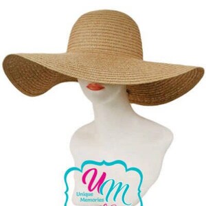 Puede incluir: Un sombrero de paja de ala ancha de color marr&oacute;n. El sombrero est&aacute; hecho de paja tejida y tiene una ala grande y flexible. El sombrero est&aacute; sentado sobre una cabeza de maniqu&iacute; blanca.