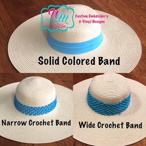Puede incluir: Tres sombreros de paja con diferentes bandas de colores. El sombrero de arriba tiene una banda azul s&oacute;lida. El sombrero del medio tiene una banda estrecha de crochet azul. El sombrero de abajo tiene una banda ancha de crochet azul.