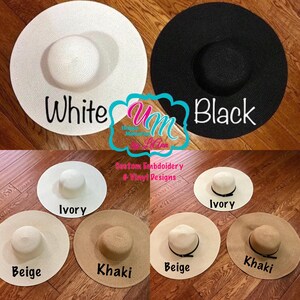 Puede incluir: Una variedad de sombreros de paja para el sol en diferentes colores, incluyendo blanco, negro, marfil, beige y caqui. Algunos sombreros tienen una cinta negra alrededor de la corona.