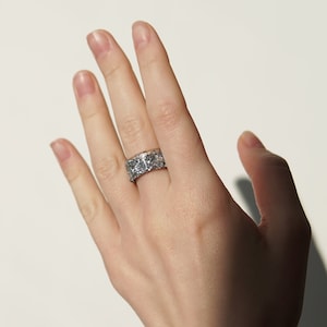 Brede zilveren vlokband, ring van heldere hars, statement-sieraden