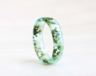 Mint Resin Ring with Dried White Flowers, Nature Inspired Jewelry, Floral Accessory, Nature Lover Gift, Valentine's Day Gift