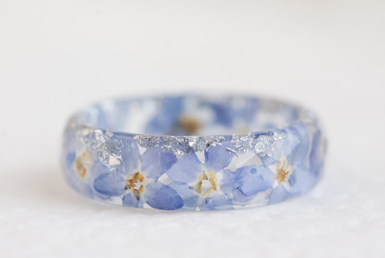 Bague myosotis Jonc floral avec fleurs bleu clair et flocons d'or/argent/cuivre Bijoux en résine Bague à facettes avec petites fleurs image 5