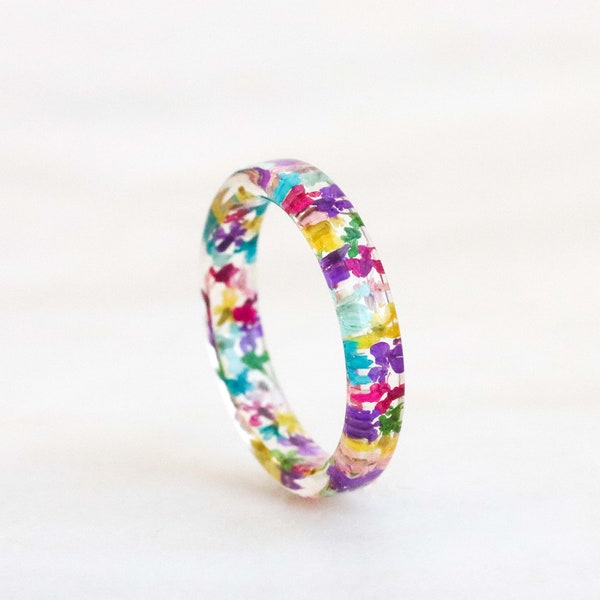 Bague fine en résine avec fleurs multicolores séchées - Bague transparente avec fleurs menthe, jaunes, roses bleues - Cadeau pour les amoureux de la nature