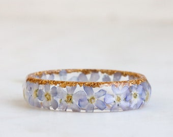 Bague florale avec fleurs bleu clair myosotis et flocons d'or, bijoux en résine, bague à facettes avec petites fleurs