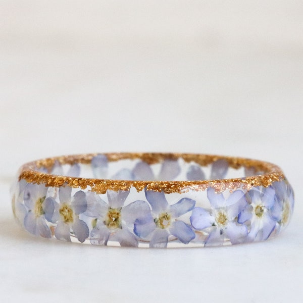 Bloemenring met lichtblauwe vergeet-mij-nietjebloemen en gouden vlokken, harssieraden, gefacetteerde ring met kleine bloemen