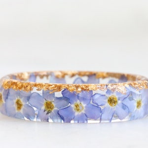 Bague myosotis Jonc floral avec fleurs bleu clair et flocons d'or/argent/cuivre Bijoux en résine Bague à facettes avec petites fleurs image 2