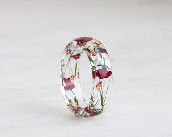 Resin Ring mit gepressten rosa und grünen Blumen und Silber/Gold/Kupfer Flocken, Natur Schmuck, Facettierter Ring