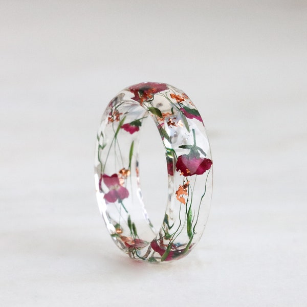 Harsring met geperste roze en groene bloemen en zilver/goud/kopervlokken, natuursieraden, gefacetteerde ring