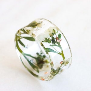 Bague large avec de vraies fleurs d'alyssum blanches pressées et des flocons d'or/argent/cuivre, bague en résine inspirée de la nature, cadeau de la Saint-Valentin
